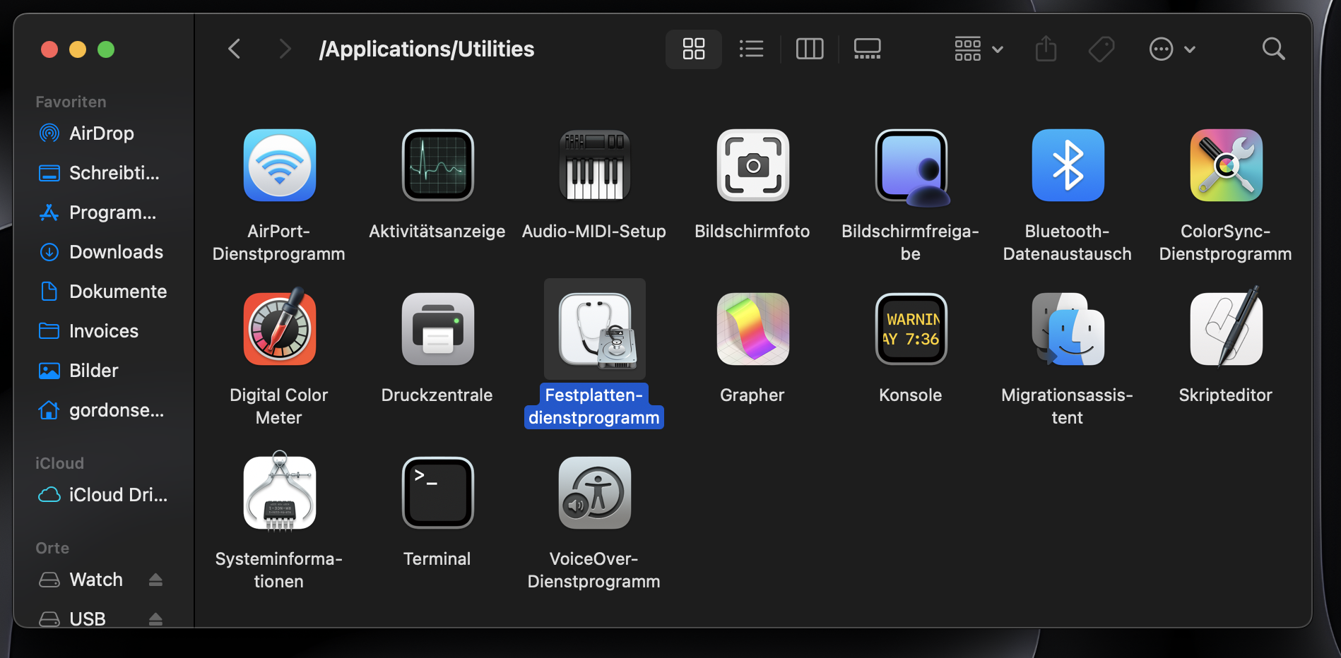 Bevor Sie Ihr bootfähiges USB-Installationsprogramm erstellen, müssen Sie sicherstellen, dass Ihr USB-Laufwerk im richtigen Festplattenformat formatiert ist. Verwenden Sie dazu das Festplattendienstprogramm.