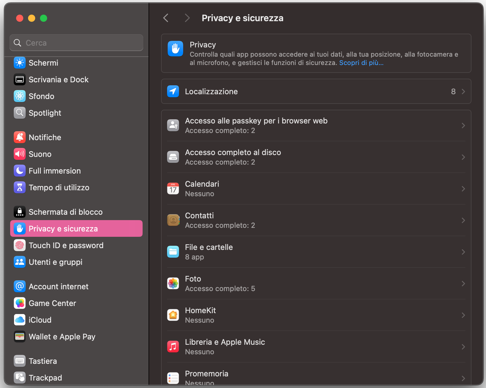 Per ridurre il rischio di scaricare spyware o malware sul Mac senza accorgertene, puoi limitare i download all’App Store e a fonti affidabili. Per farlo, apri Impostazioni di Sistema e fai clic su Privacy e Sicurezza.