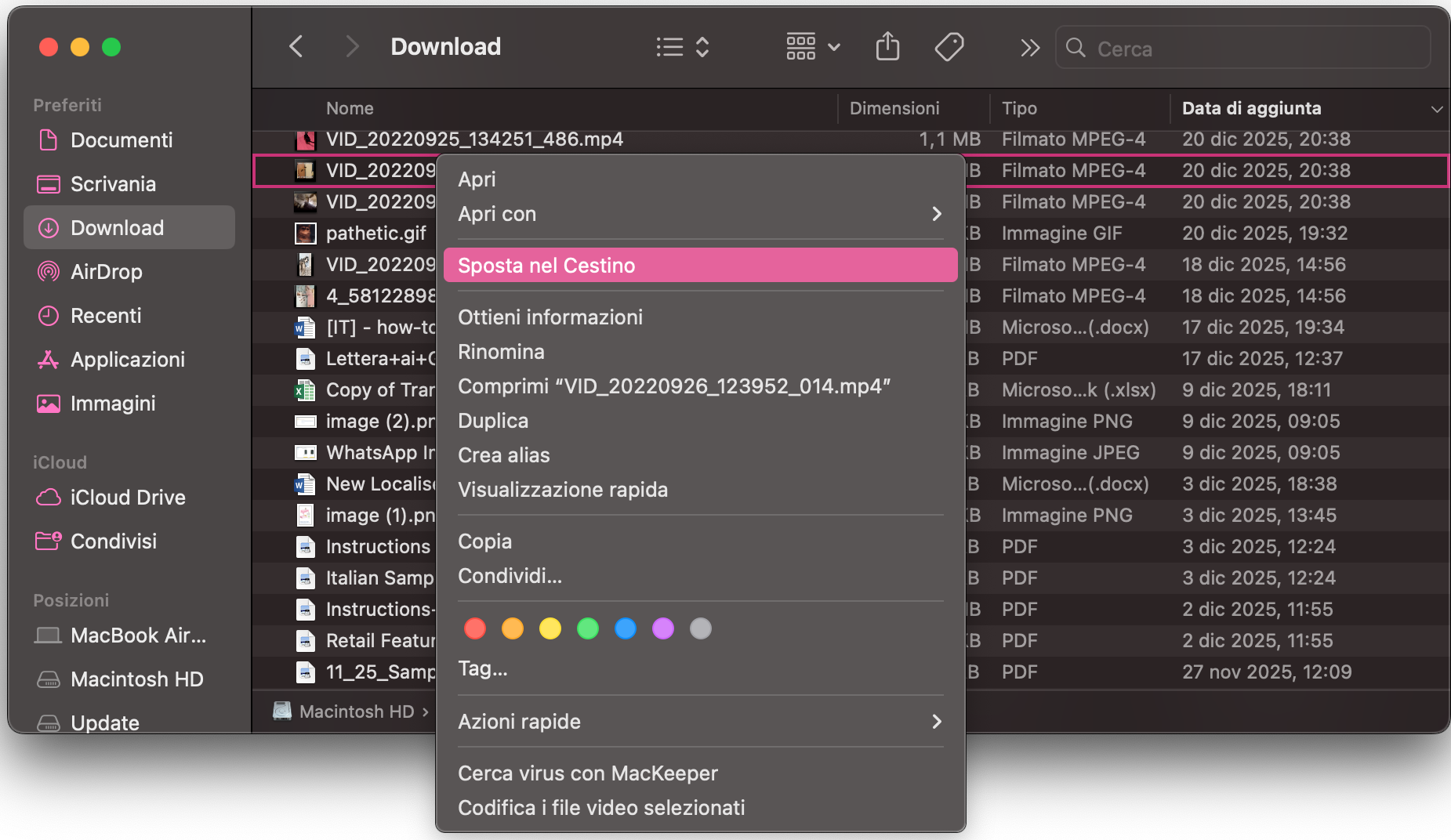 Per rimuovere file grandi e vecchi dal Mac, apri il Finder e seleziona la cartella più adatta nella barra laterale. Sposta nel Cestino i file vecchi e quelli più grandi.
