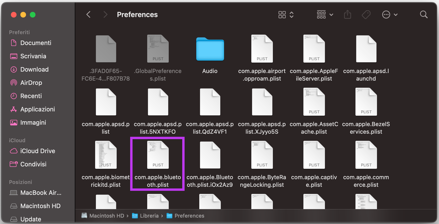 Per eliminare i file .plist e risolvere i problemi Bluetooth su Mac, individua i file da rimuovere: cerca com.apple.Bluetooth.plist ed eliminalo. A volte ci sono anche file com.apple.Bluetooth con una combinazione di lettere e numeri: elimina anche quelli e poi riavvia il computer.