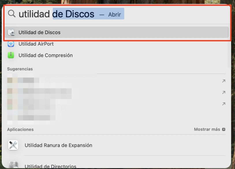 Ahora, para continuar con el formateo del disco USB, busca y abre la aplicación Utilidad de Discos en tu MacBook. Para mayor rapidez, utiliza la barra de búsqueda y luego pulsa Intro.