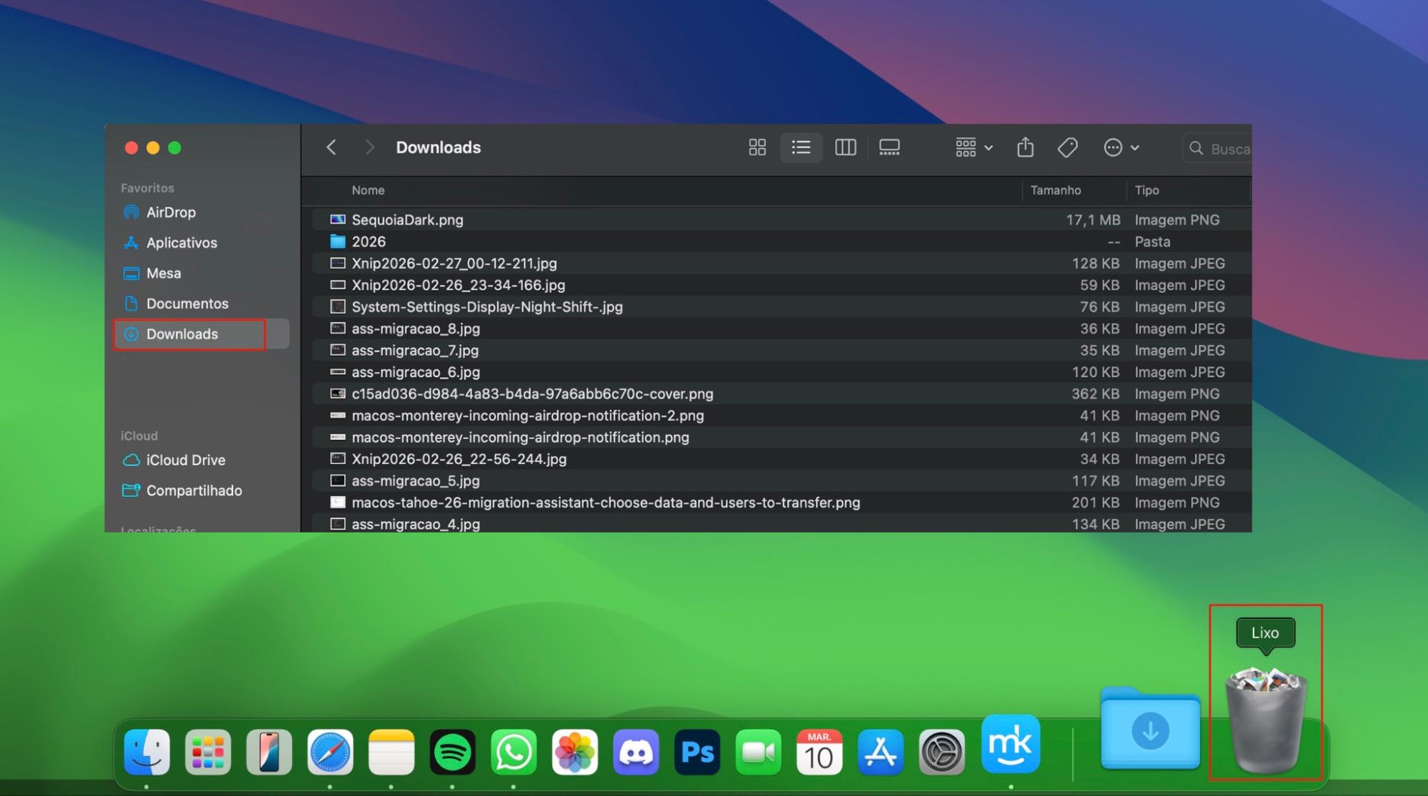 Para remover arquivos duplicados no Mac, vá ao Finder e selecione Downloads na barra lateral. Procure na lista os arquivos duplicados. Quando encontrá-los, envie-os para o Lixo.