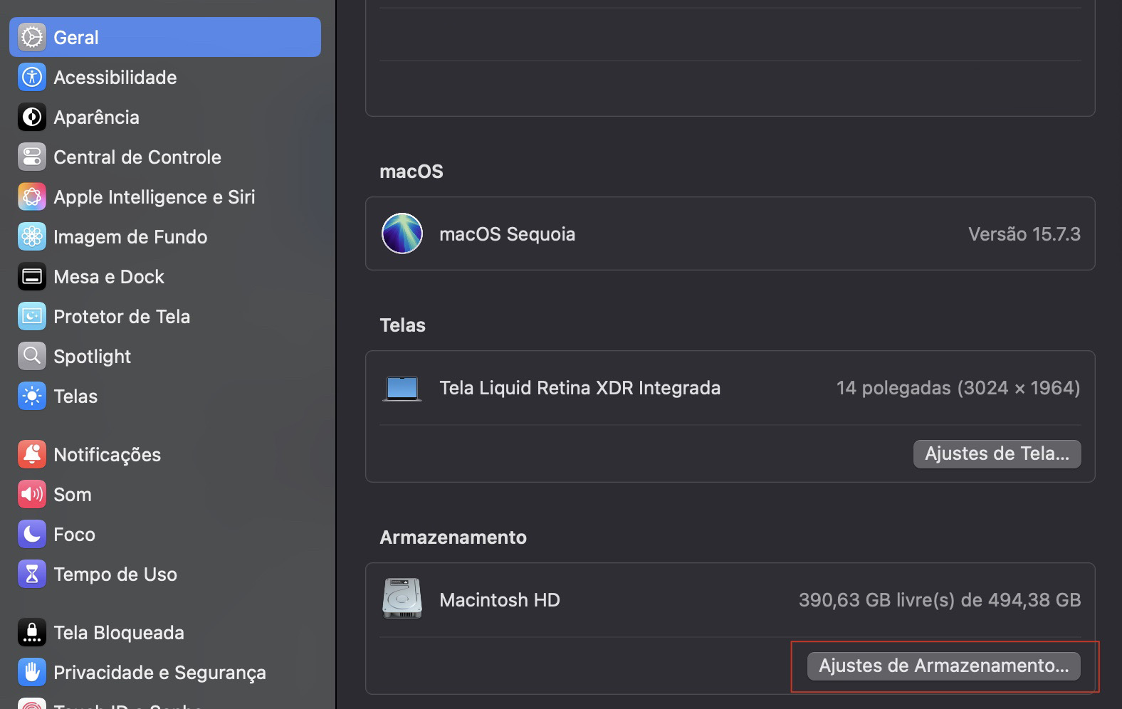 Nos Ajustes do Sistema do macOS, vá para a seção Geral e depois para Sobre. Por fim, role para baixo e clique no botão Ajustes de Armazenamento.