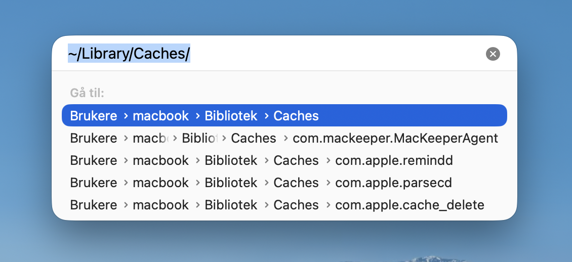 Finder på Mac som viser funksjonen Gå til mappe. For å slette midlertidige Photoshop-filer, skriv først /tmp og trykk deretter enter for å gå til den midlertidige mappen.