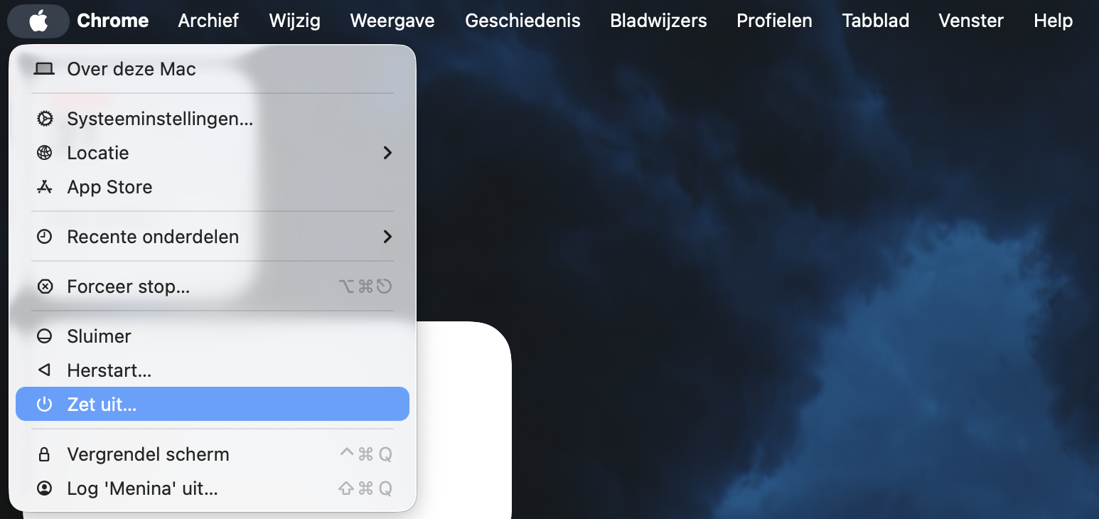 De optie Zet uit is rood gemarkeerd in het uitklapmenu van het Apple menu. Het uitschakelen van je Mac is de eerste stap om deze terug te zetten naar de fabrieksinstellingen.