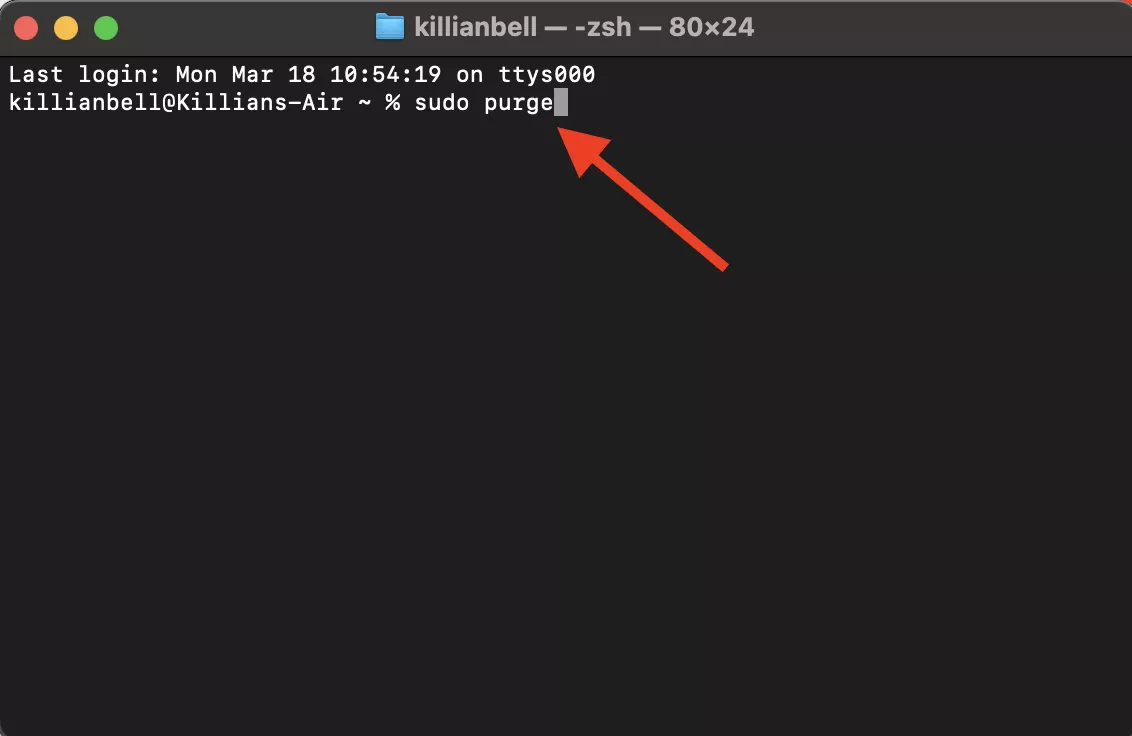 Terminal på Mac med kommandolinjen. Skriv inn kommandoen sudo purge, og trykk deretter enter for å tømme RAM-minnet på Macen din.