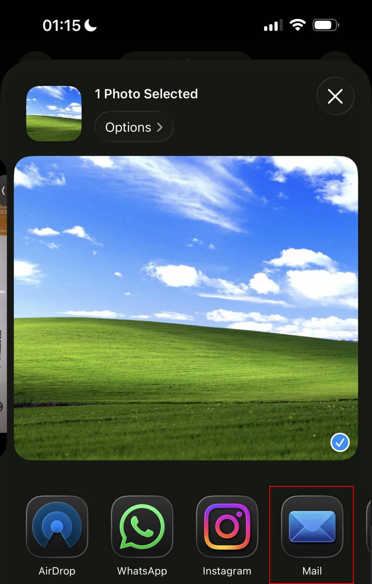 Compartilhe fotos usando seu e-mail. Selecione as fotos, clique em compartilhar e escolha Mail.