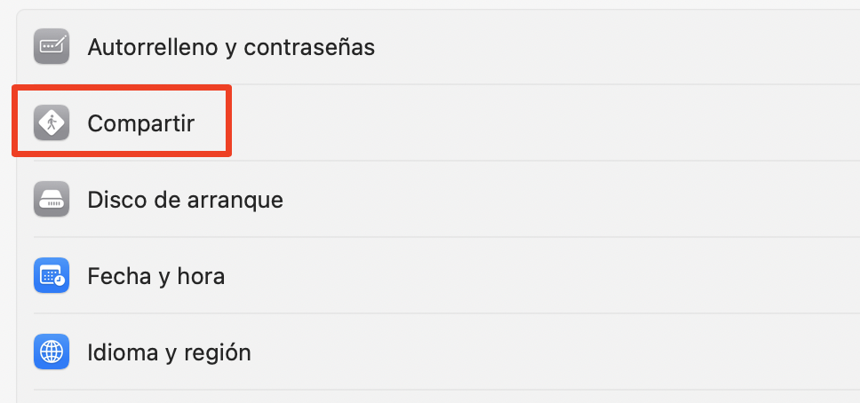 Lo segundo que debes hacer cuando tu pantalla está siendo observada en Mac es desactivar la configuración de compartir pantalla en Ajustes del Sistema. Para ello, haz clic en la opción Compartir.