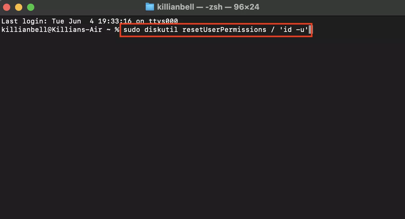 Een Terminal-venster op een Mac. Je kunt de opdracht sudo diskutil resetUserPermissions / 'id -u' gebruiken om schijfbevoegdheden op de MacBook te herstellen.