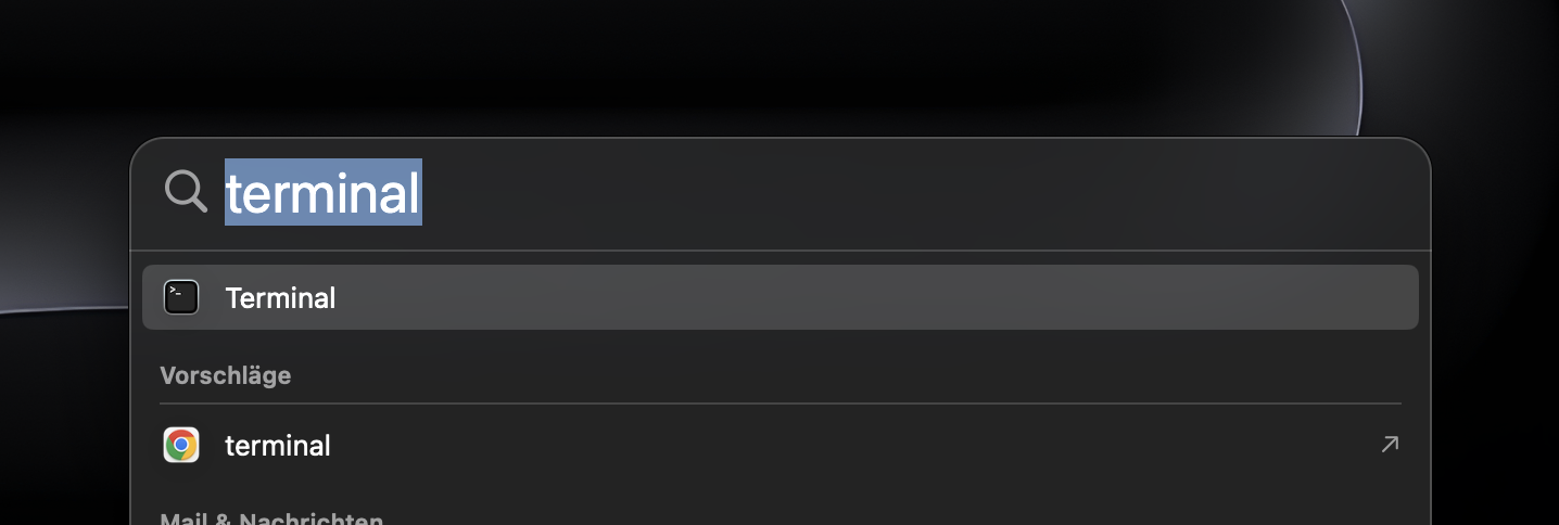 Blenden Sie die Desktop-Symbole Ihres Mac über das Terminal wieder ein. Klicken Sie dazu auf Finder und wählen Sie Programme > Dienstprogramme > Terminal. Alternativ können Sie die Tastenkombination Befehlstaste + Leertaste drücken, um die Spotlight-Suche aufzurufen, Terminal in das Textfeld eingeben und es in der Liste auswählen.