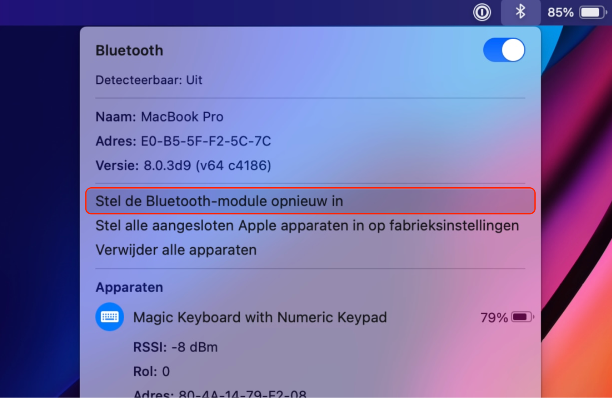 Stel de Bluetooth-module opnieuw in om een muis die niet klikt op een Mac te repareren. Voor macOS-versies ouder dan Monterey: houd de toetsen Shift + Alt/Option ingedrukt en klik op het Bluetooth-icoon in de menubalk. Kies vervolgens de optie Stel de Bluetooth-module opnieuw in.