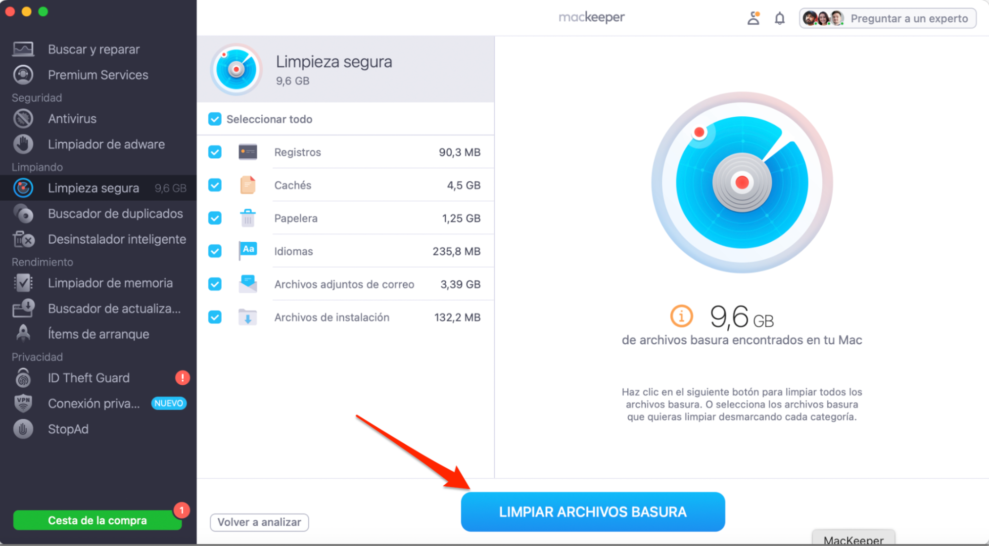 MacKeeper en macOS Monterey muestra la herramienta Limpieza segura. Después de realizar un análisis, haz clic en Limpiar archivos basura para eliminar de forma segura los datos innecesarios.