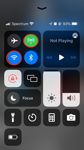 Controleer je wifi-verbinding om te zorgen dat uitgeschakelde wifi niet de oorzaak is dat FaceTime niet werkt. Ga op je Mac naar Systeeminstellingen, kies Netwerk en klik op Zet wifi aan.