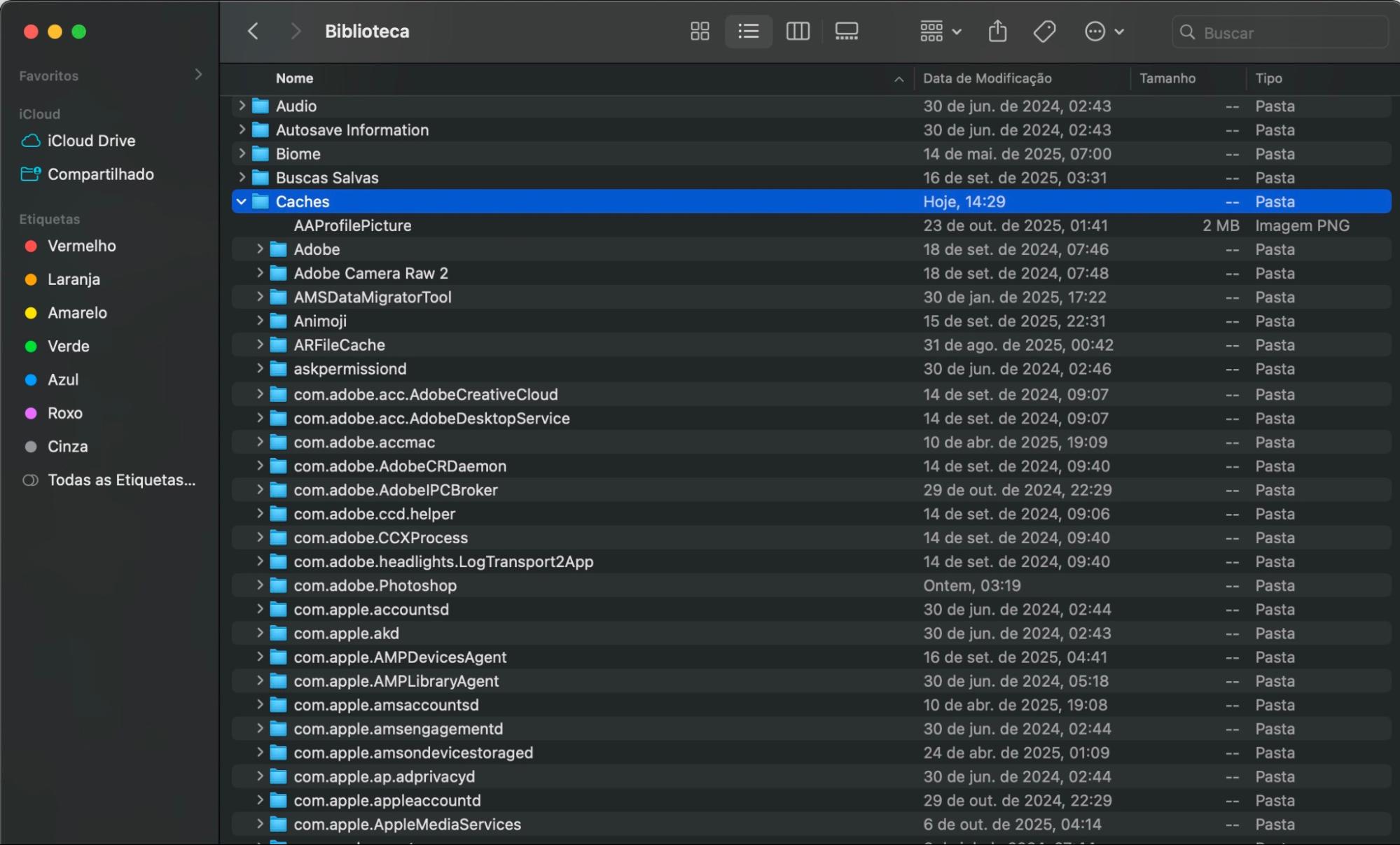 Se você estiver especificamente interessado em deletar caches, no Finder vá em Ir > Ir para a Pasta, digite ~/Library e encontre a pasta Caches.