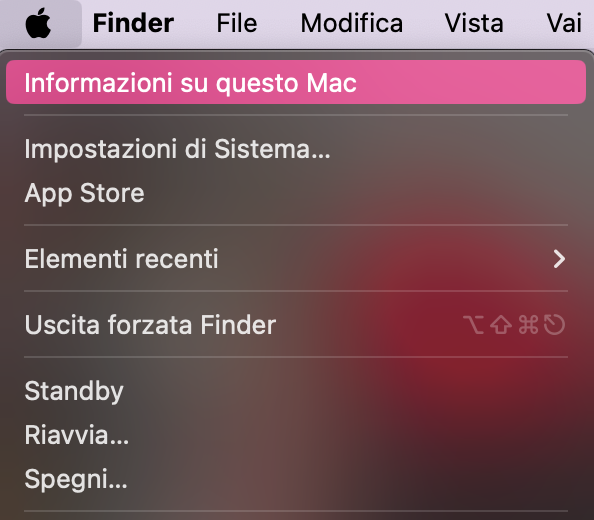 Fai clic sull’icona Apple in alto a sinistra nella barra dei menu, poi seleziona Informazioni su questo Mac. Questo è il primo passo per controllare il tuo file system.