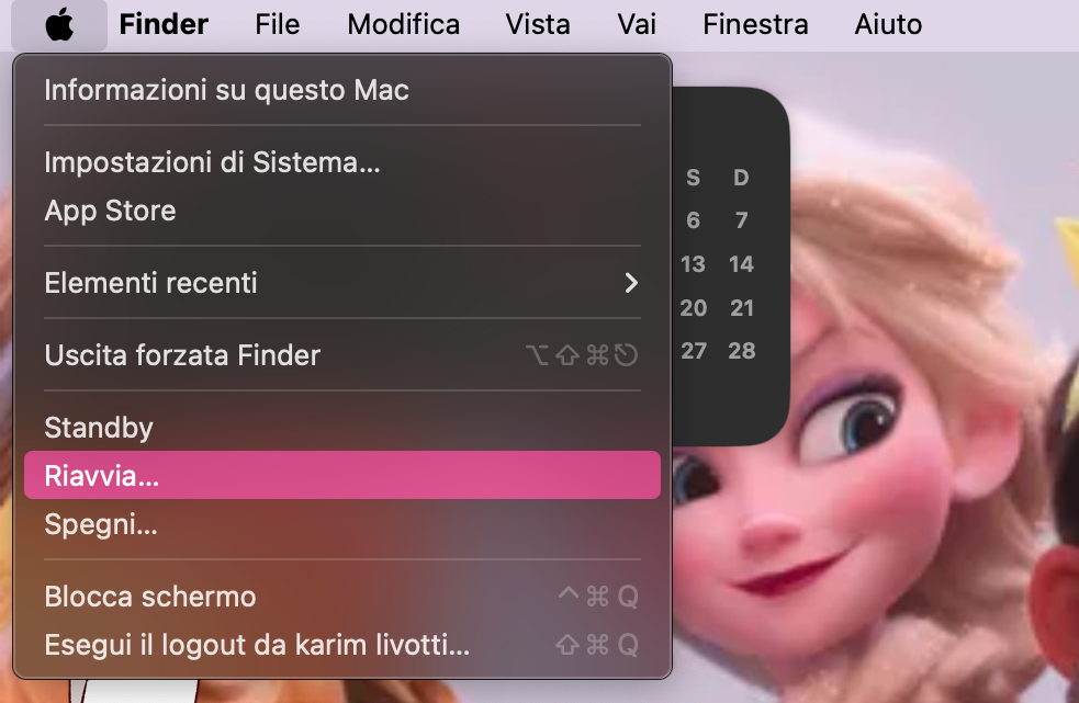 L'opzione Riavvia del MacBook è evidenziata in rosso tramite il menu Apple. Riavviare il dispositivo è il primo passaggio per formattare il Mac alle impostazioni di fabbrica.