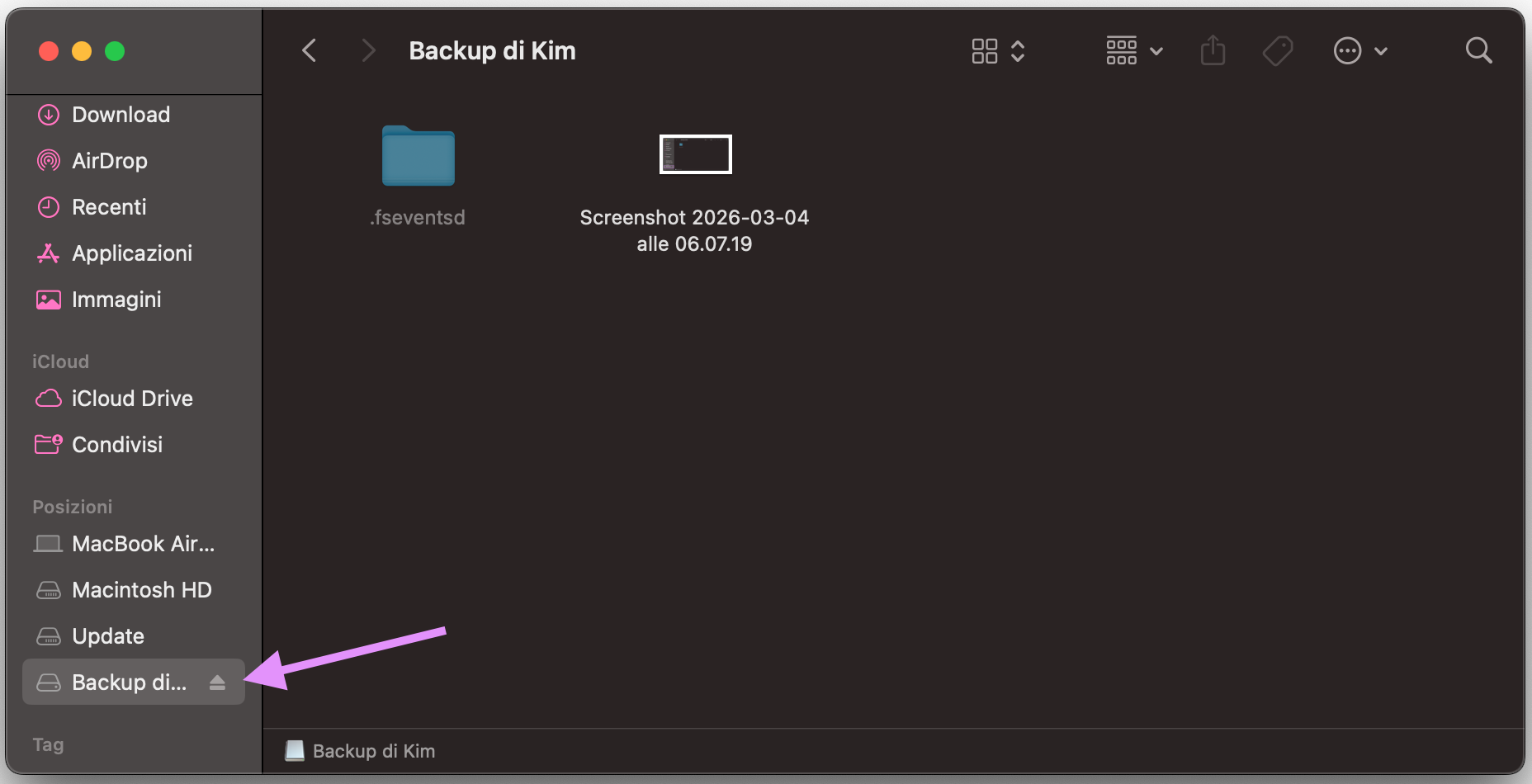 Finder su Mac mostra un’unità esterna. Fai clic sul pulsante Espelli per scollegarla in modo sicuro quando hai finito di usarla.
