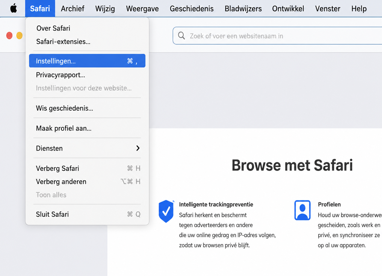 De Safari browser met het Safari menu geopend en ‘Instellingen’ gemarkeerd. Dit maakt deel uit van een handleiding over hoe je Safari wist en reset om valse McAfee pop-ups op een Mac te stoppen.