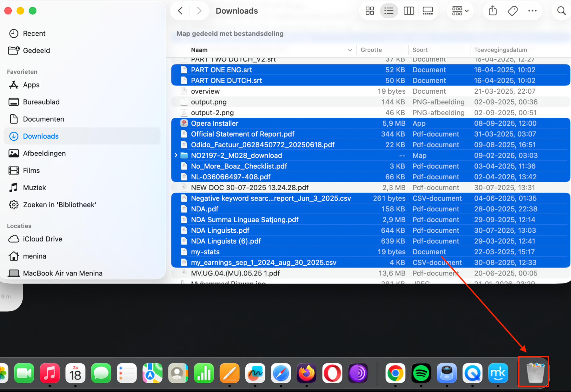 Een gedownload onderdeel is rood omlijnd in Downloads op de Mac en kan worden verwijderd door het naar de prullenmand te slepen.
