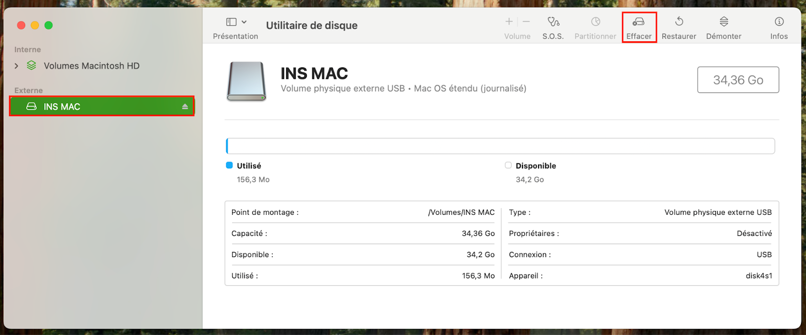 Dès que vous voyez votre lecteur USB, cliquez sur celui-ci sur le côté latéral gauche, puis cliquez sur Effacer sur le côté droit—comme décrit par les zones rouges.