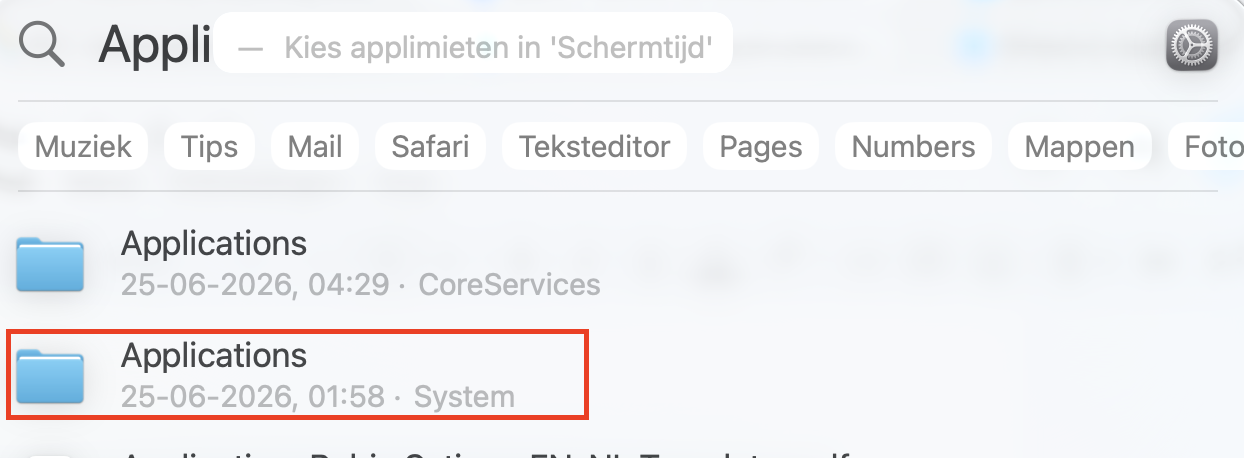 Een zoekopdracht naar Programma's binnen Spotlight op de Mac. Open de map Apps zodra deze verschijnt in de zoekresultaten als je wilt weten waar de map Programma's zich bevindt.