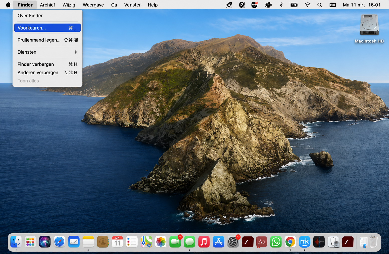 Geef verborgen pictogrammen op het Mac-bureaublad weer. Klik hiervoor op Finder in het Dock, ga naar de menubalk bovenaan het scherm en selecteer Finder > Voorkeuren > Algemeen.