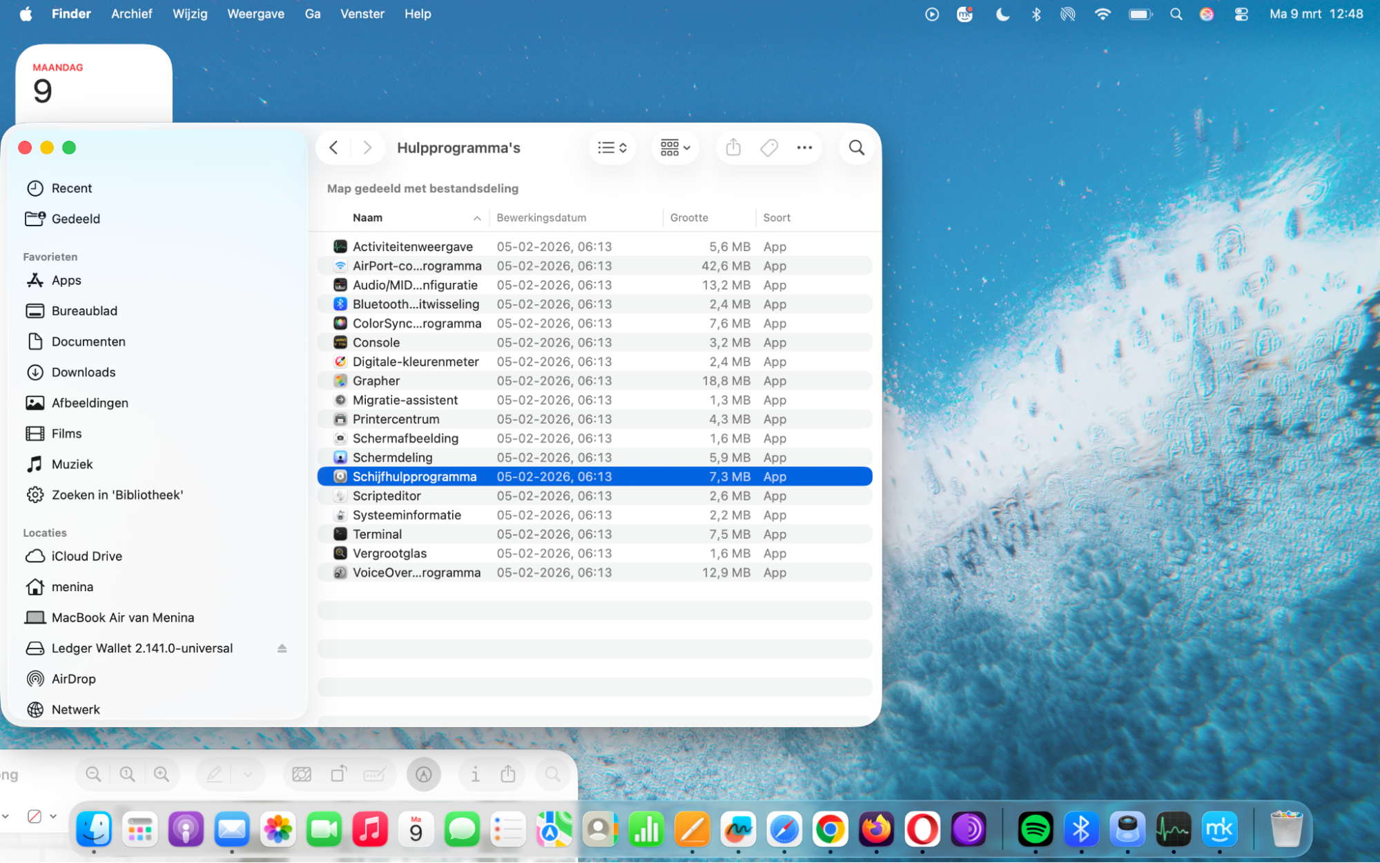 Gebruik de Finder op je Mac om Schijfhulpprogramma te openen. Zo open je Schijfhulpprogramma via Finder: klik op het Finder-symbool in het Dock en kies Ga > Hulpprogramma’s. Dubbelklik op het symbool Schijfhulpprogramma. Je vindt Schijfhulpprogramma in de map /Programma’s/Hulpprogramma’s.