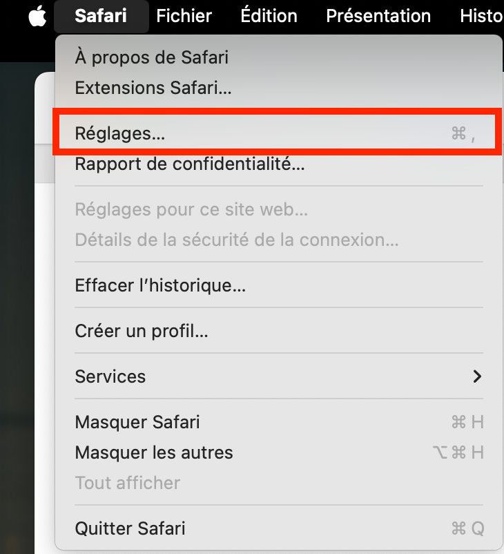Le navigateur Safari, avec le menu Safari ouvert et l’onglet Réglages mis en surbrillance. Comment nettoyer et réinitialiser Safari : guide pour empêcher les fausses alertes McAfee de survenir sur Mac.