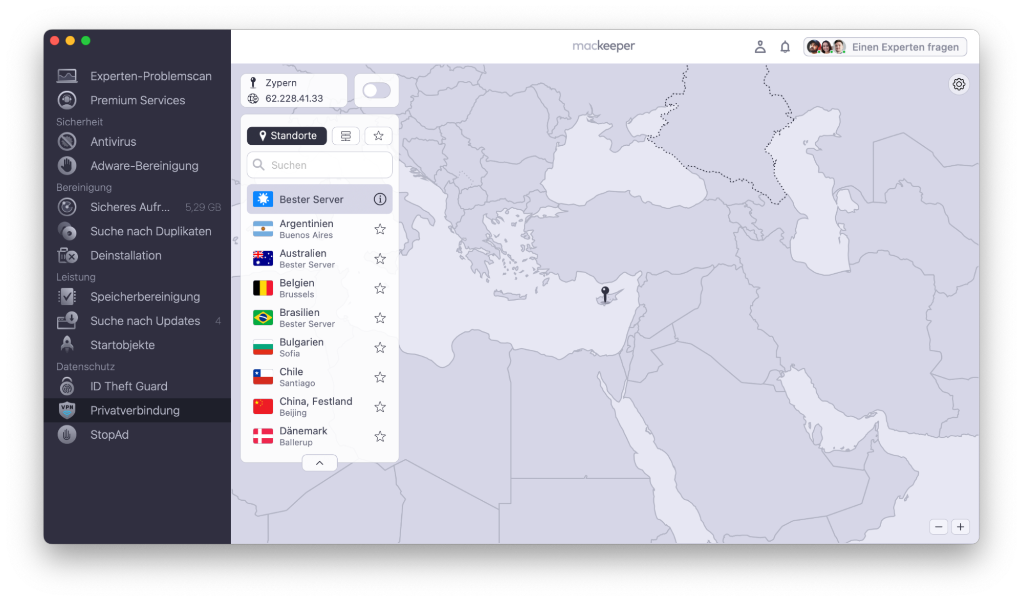 Suchen Sie in der MacKeeper-App nach der Funktion Privatverbindung im Menü auf der linken Seite. Klicken Sie auf das Tool, um auf das VPN-Tool von MacKeeper zuzugreifen, mit dem Sie privat und sicher im Internet surfen können.