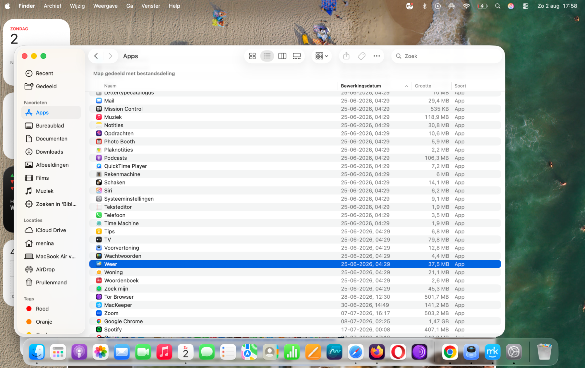 Om de Mac-camera te testen, selecteer je Finder in het Dock en klik je op Apps > Photo Booth. Dit opent de feed van je webcam. Je kunt ook Spotlight-zoeken openen, Photo Booth in de zoekbalk invoeren en het uit de resultaten selecteren.