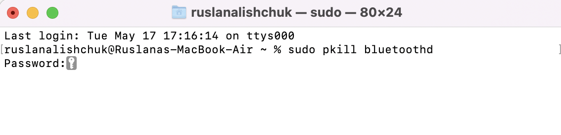 Een andere populaire manier om Bluetooth te debuggen is via Terminal. Op macOS Monterey typ je in het Terminal-venster het commando `sudo pkill bluetoothd`.