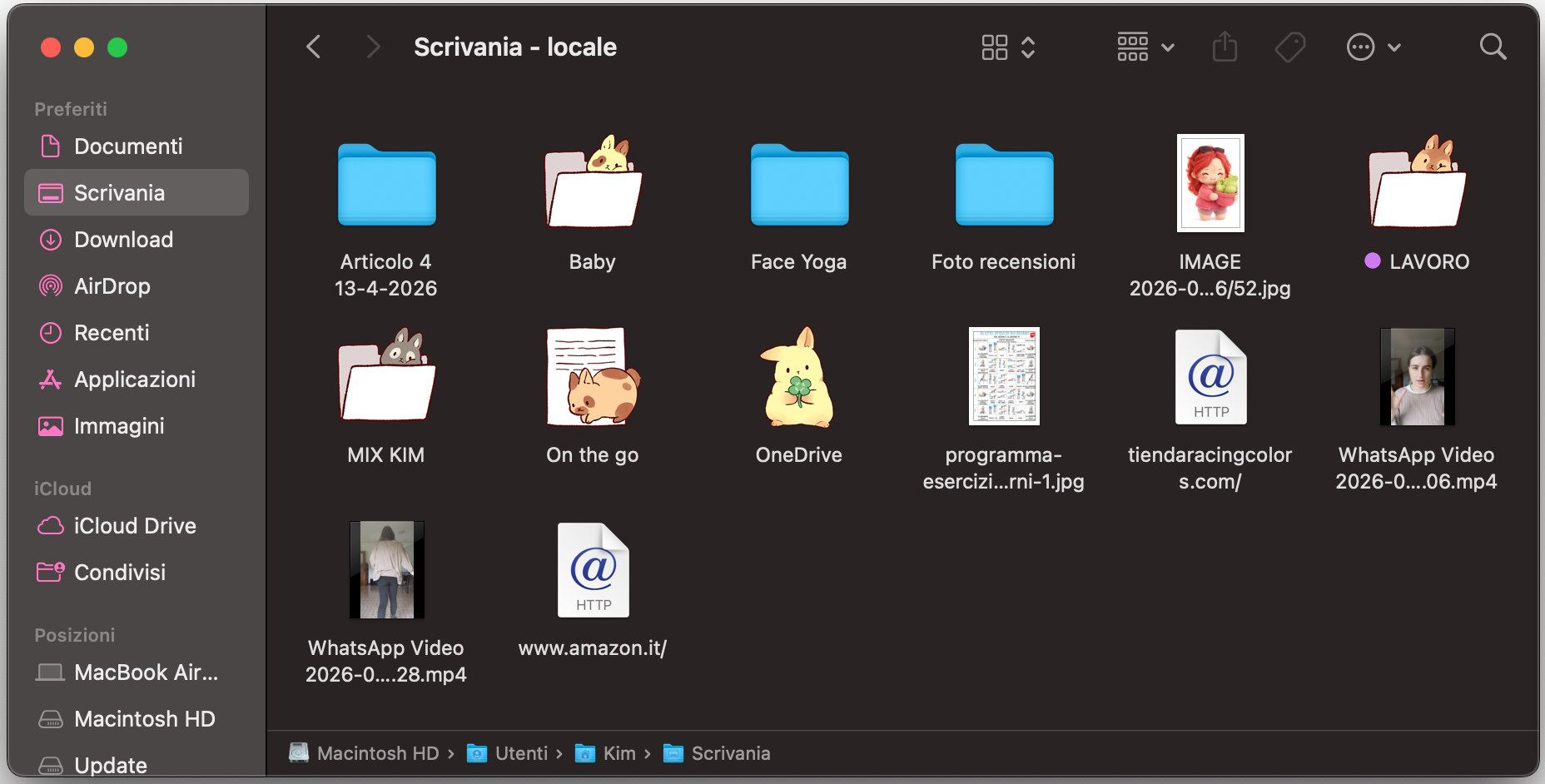 Per riordinare la scrivania, apri la cartella Scrivania e seleziona i file o le icone che non ti servono più, quindi eliminali.
