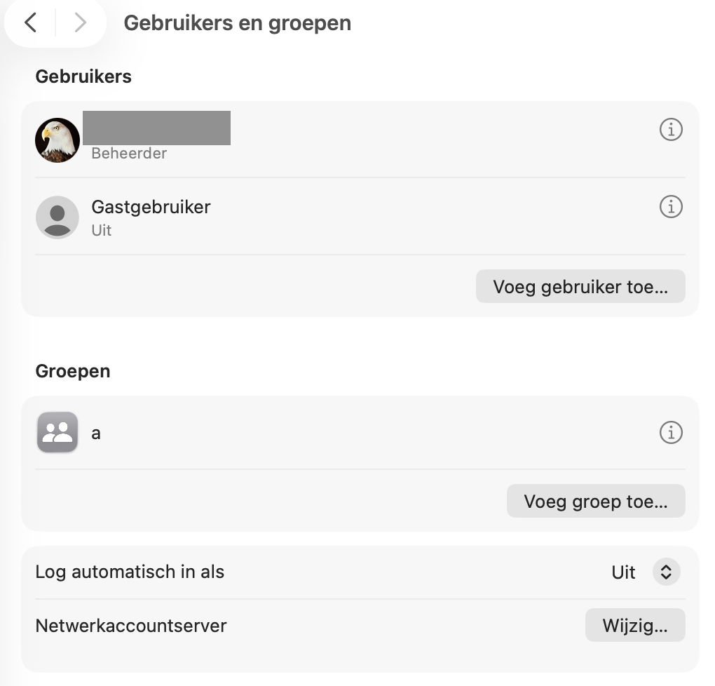 Het beperken van de toegang tot het beheerdersaccount op een gedeeld apparaat kan je beveiliging ook verbeteren. Om je bevoegdheden en andere gebruikersaccounts te controleren, open je ‘Systeeminstellingen’ en ga je naar ‘Gebruikers en groepen’.