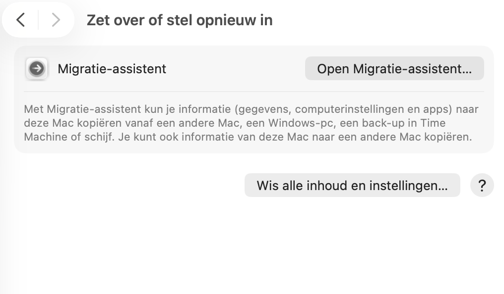 In het tabblad ‘Zet over of stel opnieuw in’ zie je de knop ‘Wis alle inhoud en instellingen’. Klik op deze knop om het wissen en opnieuw installeren van macOS te starten. Je wordt vervolgens via instructies op het scherm door het proces geleid.