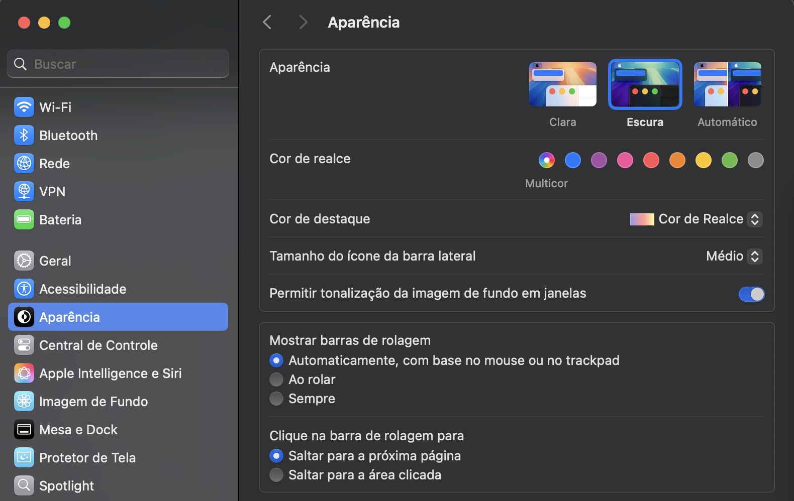 Para alterar a área de trabalho do seu Mac novo, abra os Ajustes do Sistema e clique em Aparência. Isso abrirá o painel que permitirá personalizar visualmente a aparência, a cor e a iluminação da sua área de trabalho.