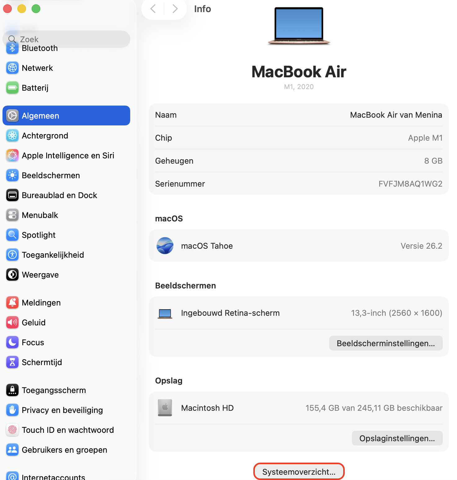 Je wordt doorgestuurd naar het onderdeel Info in Systeeminstellingen Scroll daar aan de rechterkant helemaal naar beneden en klik op Systeemoverzicht.