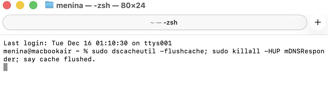 Terminal op de Mac toont de opdracht voor het verwijderen van de DNS-cache. Druk na het invoeren van de opdracht op Enter.