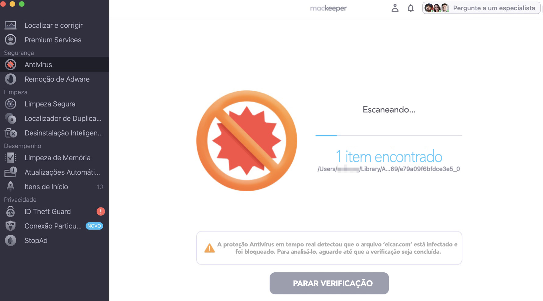 O Antivírus do MacKeeper em processo de verificação. Você pode acompanhar o progresso pela barra de progresso azul e observar os resultados preliminares. Aguarde até que seja finalizado