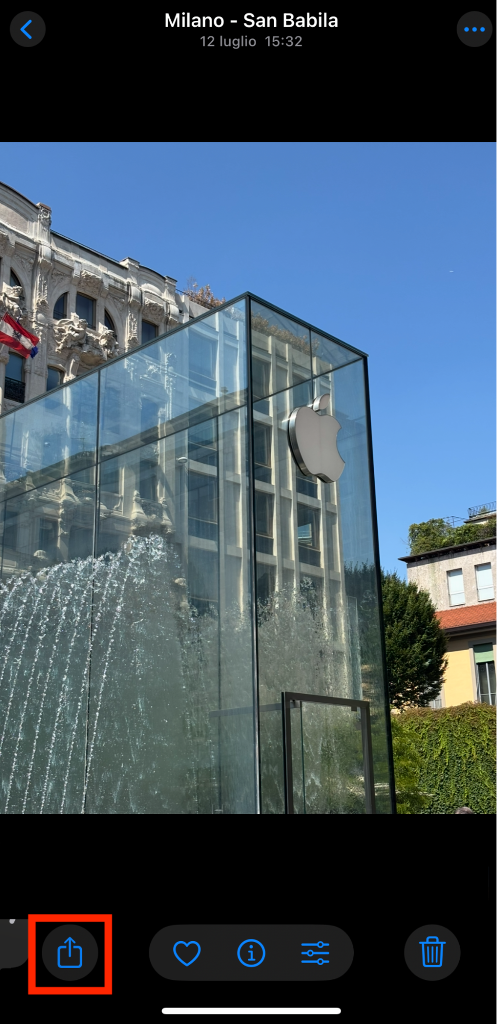 Puoi condividere le immagini tramite AirDrop. Nell'app Foto, clicca sul pulsante di condivisione e seleziona AirDrop dal menu.