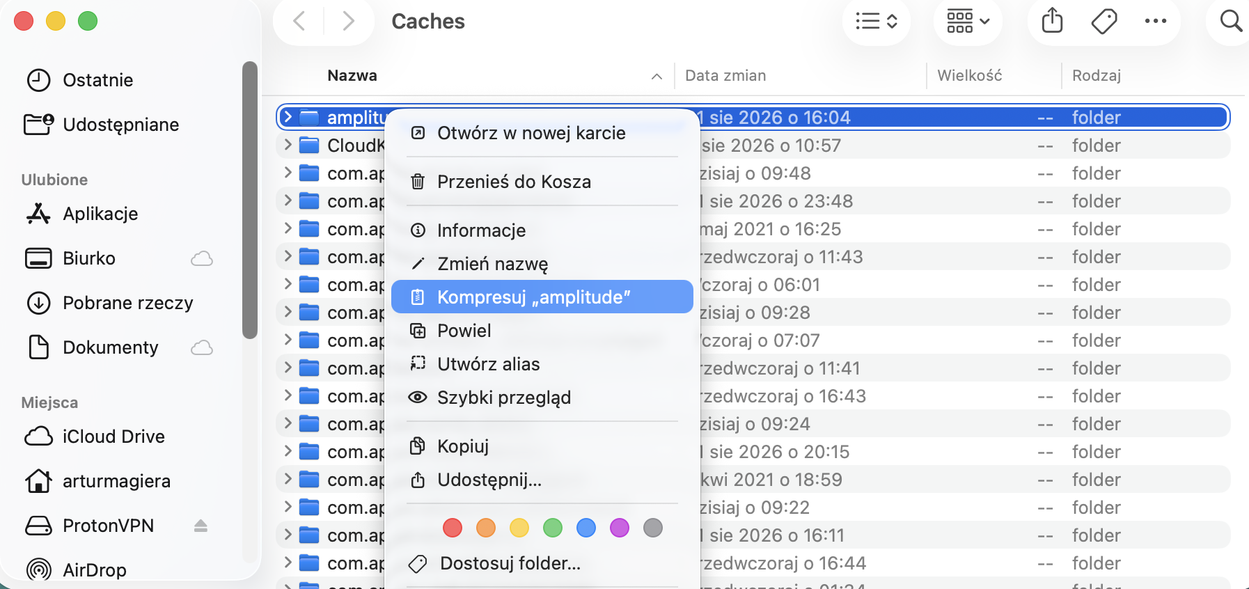 Przenieś pliki i foldery do kosza, klikając prawym przyciskiem myszy na odpowiednie elementy i następnie wybierając opcję Przenieś do kosza.