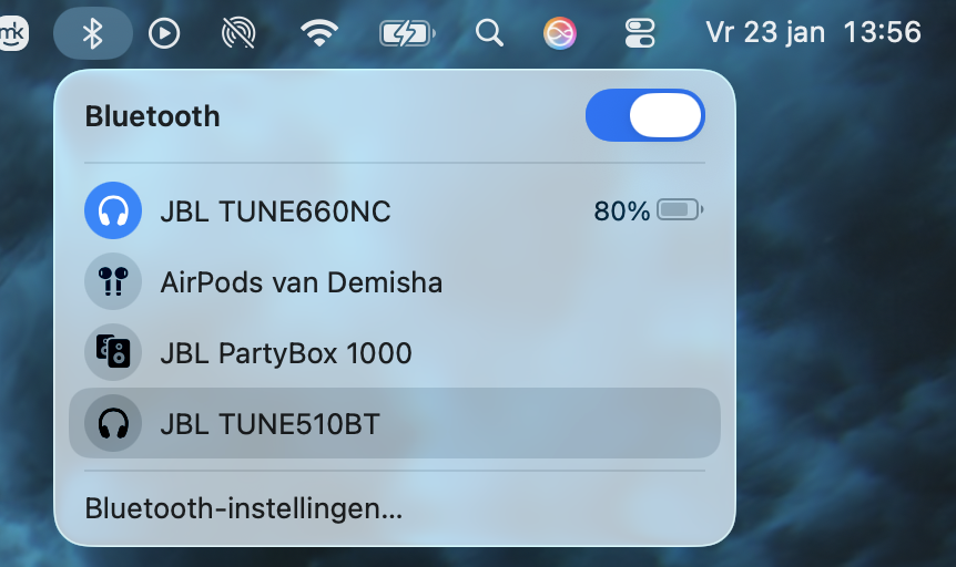 Om te controleren of je Bluetooth-muis met je Mac is verbonden, klik je op het Bluetooth-symbool in de menubalk en kijk je bij de apparaten.