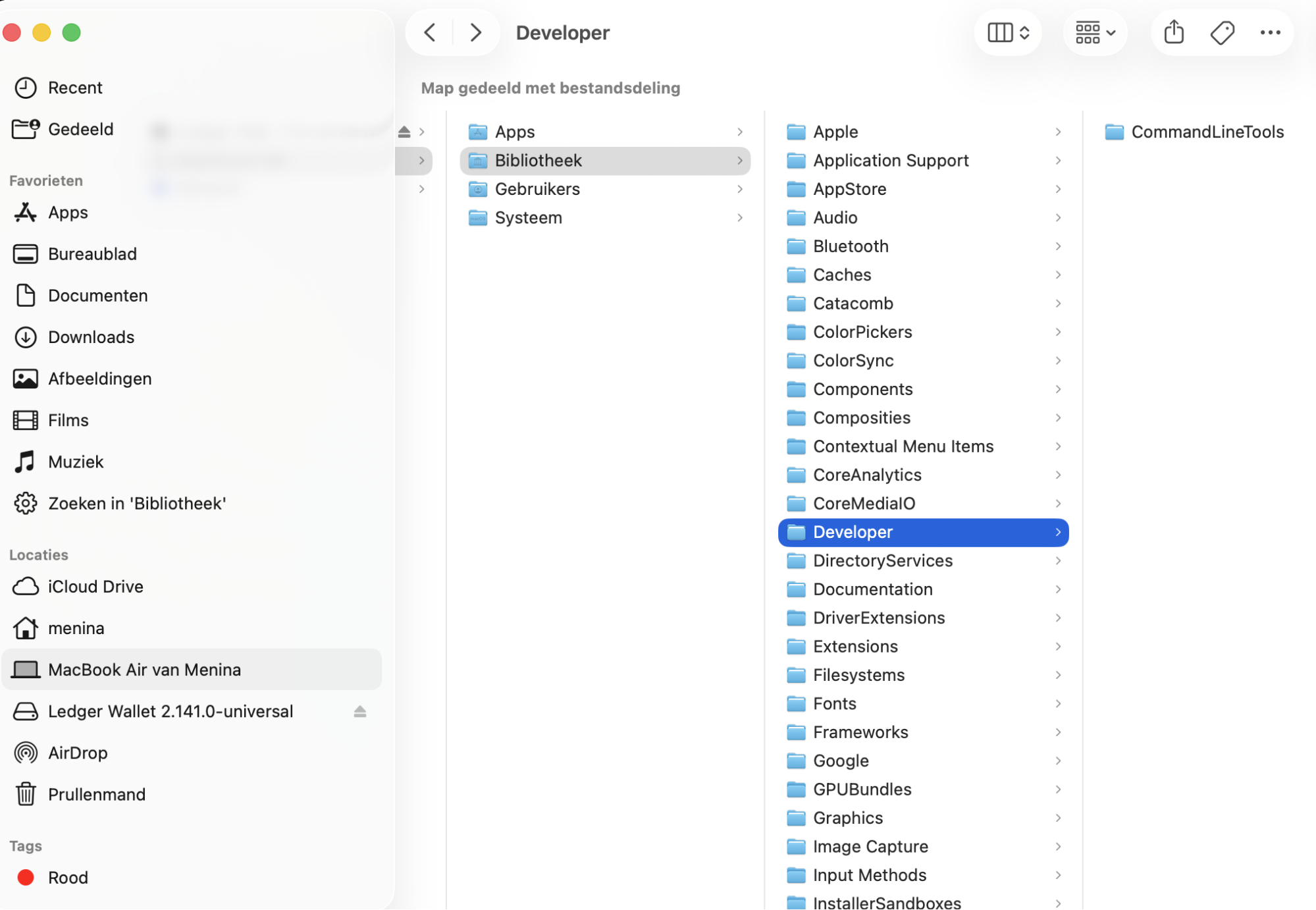 Om overbodige Xcode-bestanden op je MacBook te vinden en te verwijderen, ga je naar de archiefbestanden in  `~/Library/Developer/Xcode/Archives`. Omdat je het risico loopt essentiële bestanden te verwijderen, verwijder je alleen de bestanden die je niet meer nodig hebt