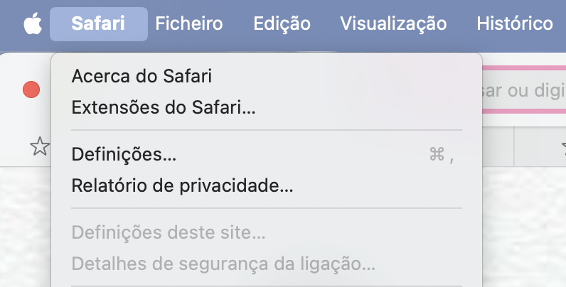 Remover extensões do Safari no seu Mac é simples. Comece por abrir o menu Definições do navegador e depois clique no separador Extensões.