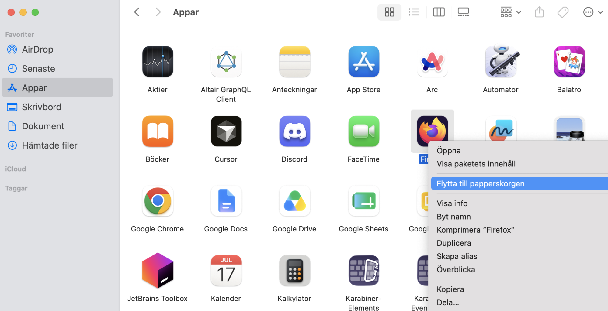 Mappen Appar i Finder på Mac som visar snabbmenyn efter att man högerklickat på en programikon. Flytta ett oanvänt program till papperskorgen för att frigöra utrymme på Mac.