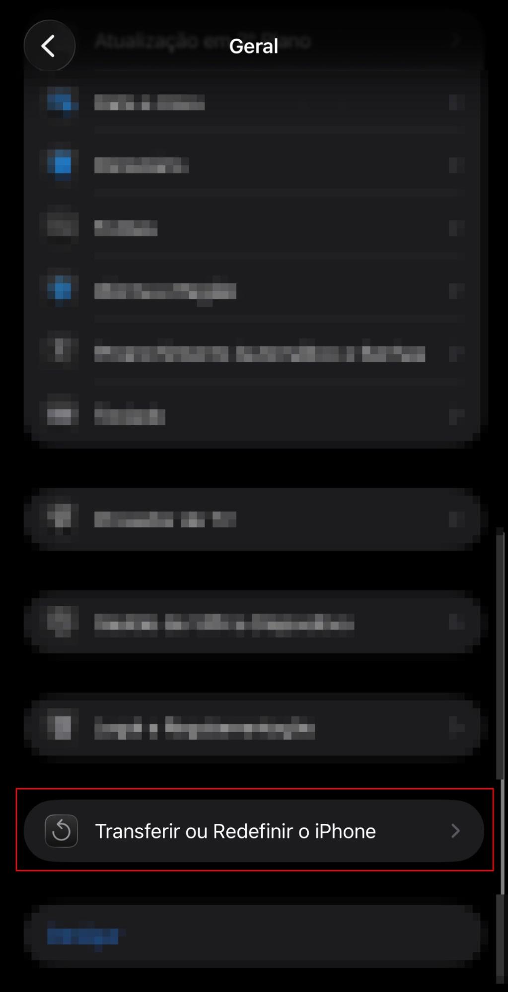 O menu Geral dentro do aplicativo Ajustes no iOS. Selecione Transferir ou Redefinir o iPhone para restaurar seu dispositivo para as configurações de fábrica.