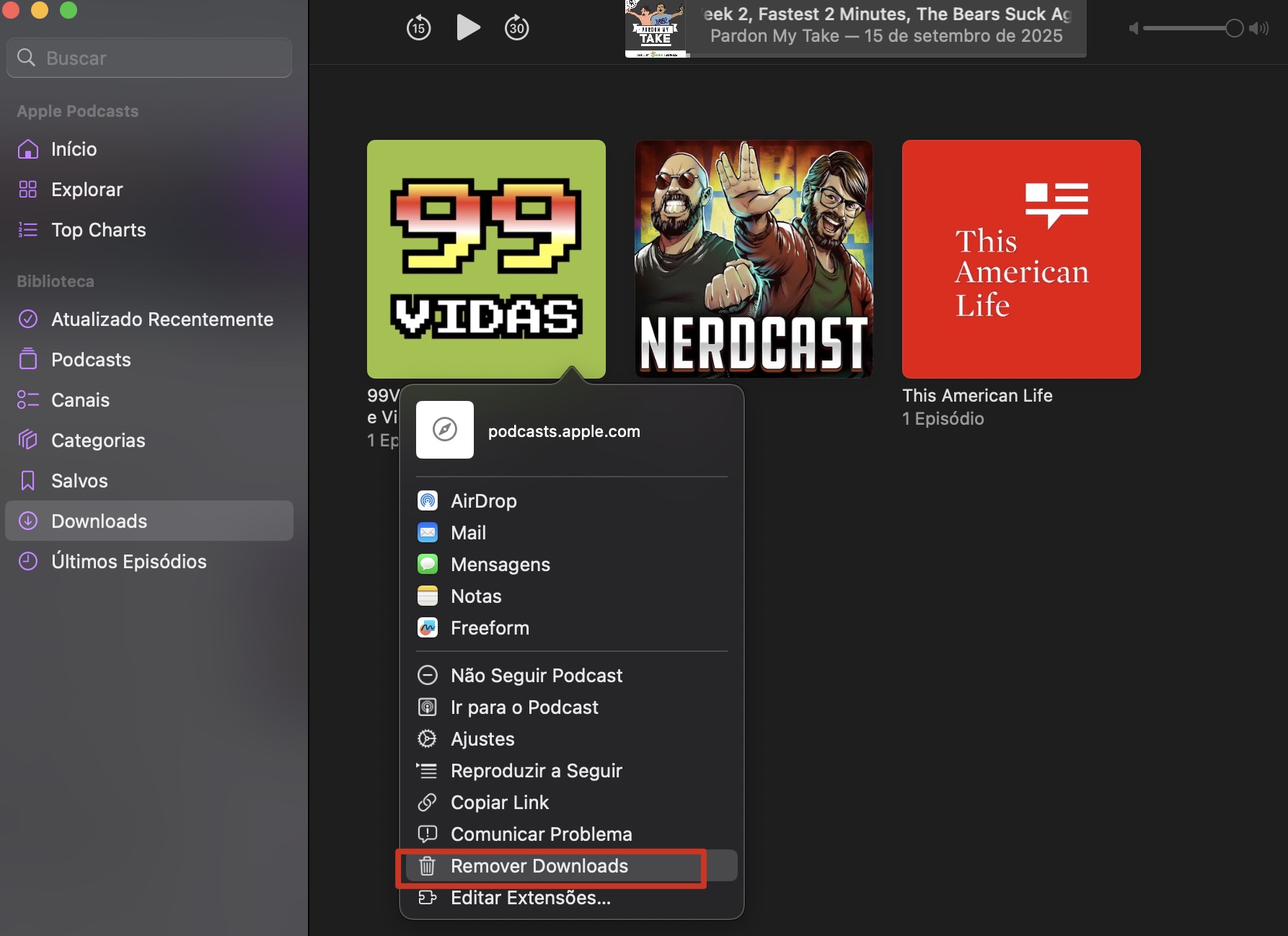Um menu contextual que aparece após clicar no ícone de configurações de um podcast no aplicativo Podcasts no Mac. Clique em Remover Downloads para excluir episódios antigos e liberar espaço no disco.