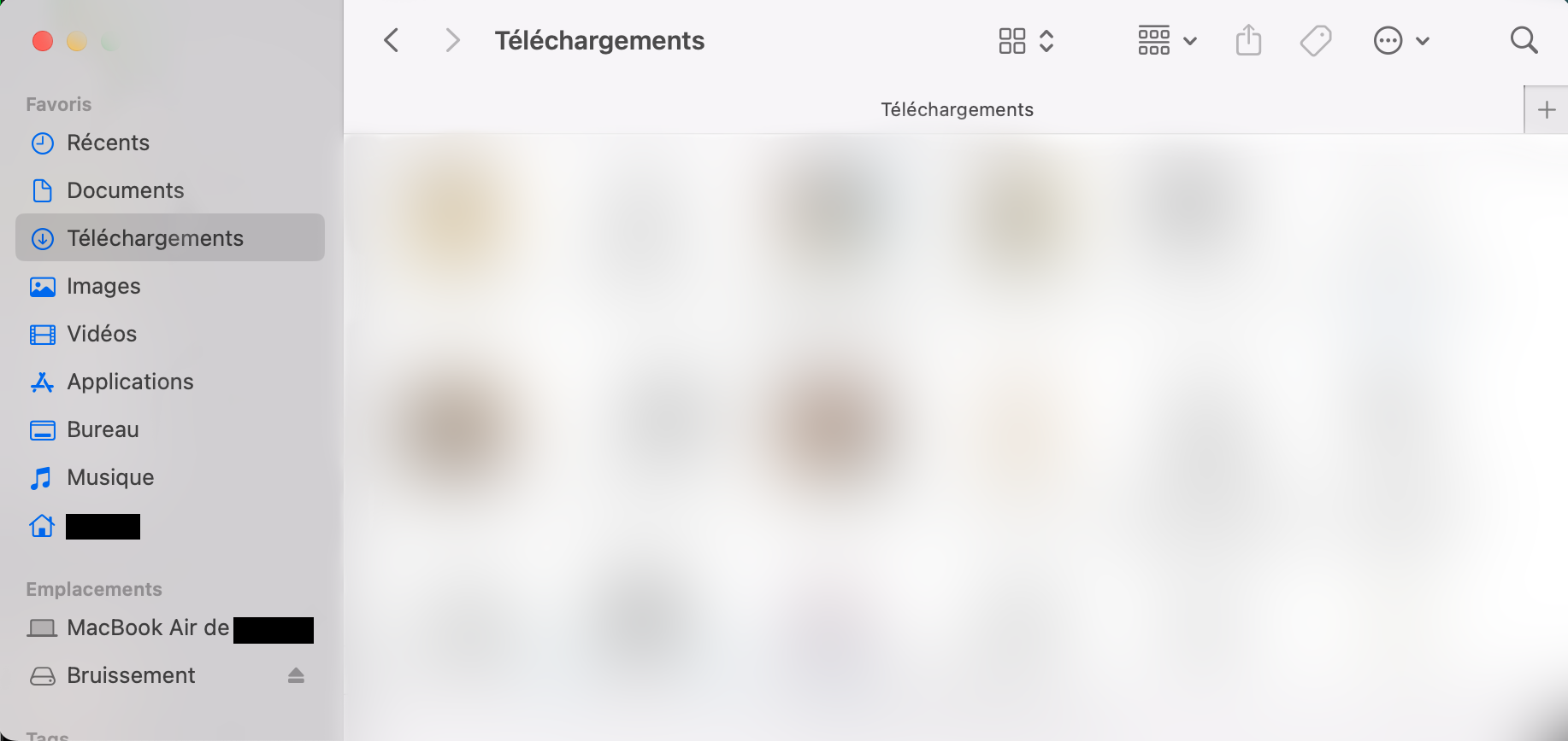 Pour trouver des photos téléchargées, allez dans Finder depuis la barre des tâches et cliquez sur Téléchargements dans le panneau de gauche.