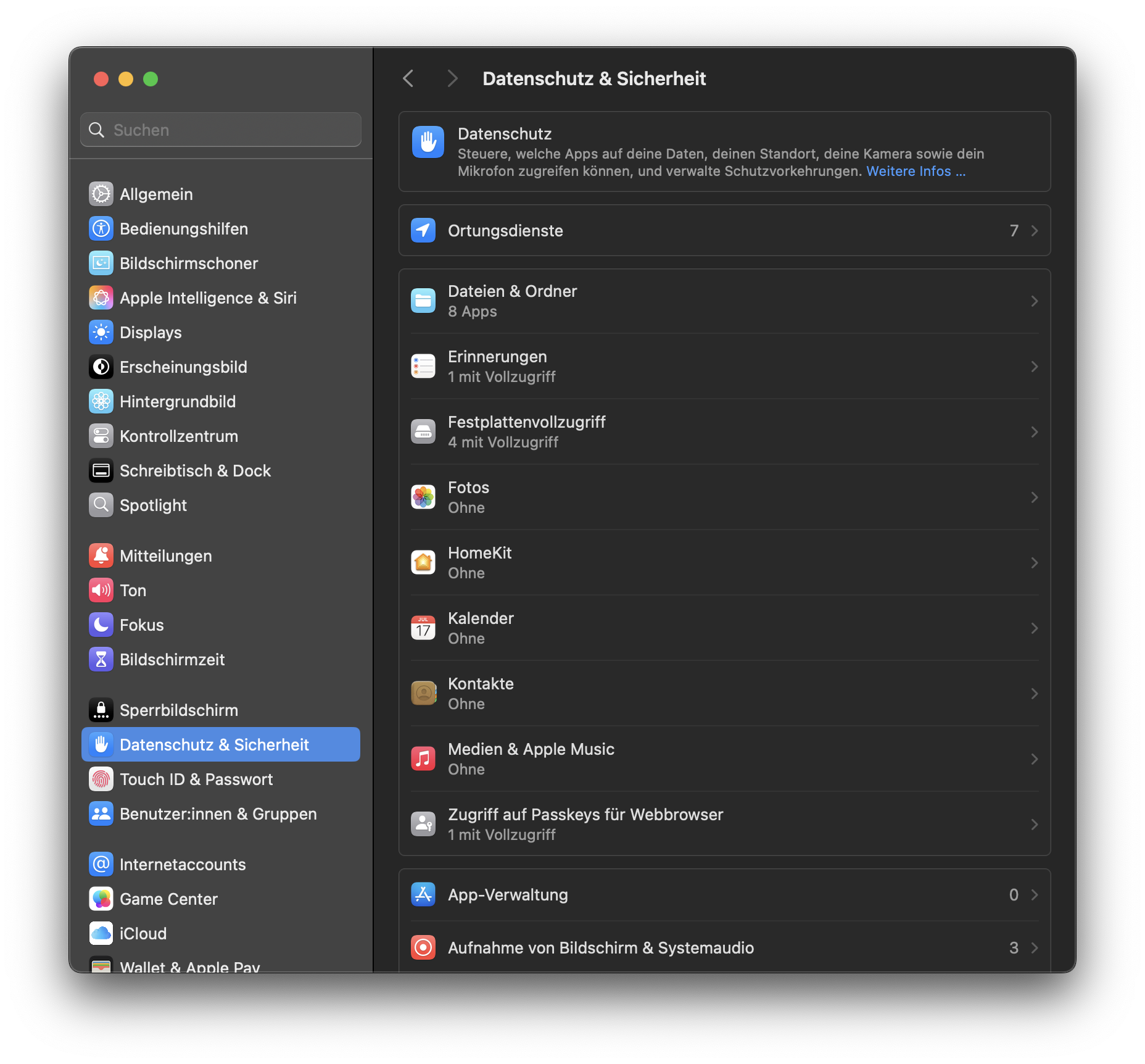 Überprüfen Sie die Bildschirmaufzeichnungs-App, wenn Ihr Bildschirm auf dem Mac beobachtet wird. Navigieren Sie dazu zum Apple-Menü > Systemeinstellungen und suchen Sie nach Datenschutz & Sicherheit. Die Einstellungen für die Bildschirmaufzeichnung finden Sie auf der nächsten Seite.