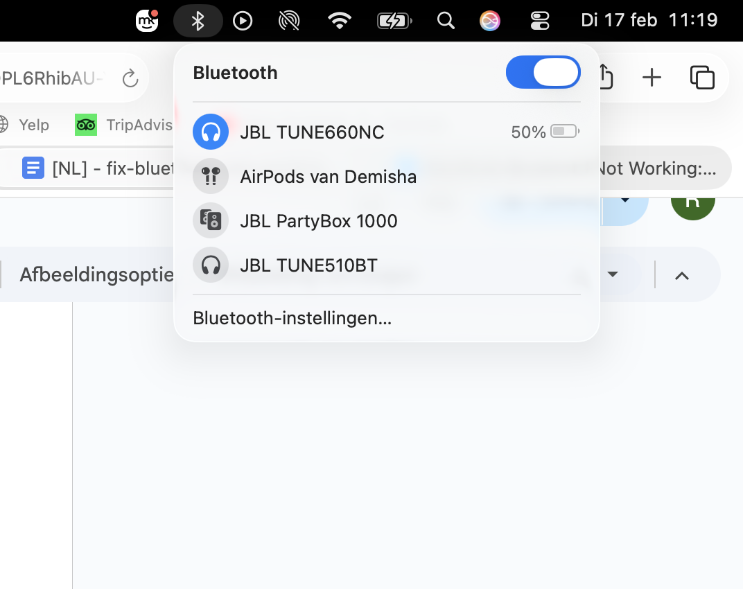 Als alternatieve manier om Bluetooth op een Mac met macOS Sonoma uit- en weer aan te zetten, ga je naar de menubalk, zoek je het Bluetooth-pictogram en wijzig je de status door de aan/uit-knop te gebruiken.
