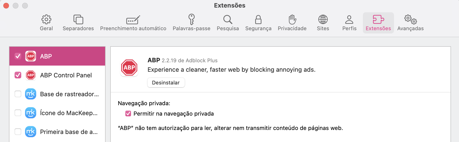Agora, para remover uma extensão do Safari, clique na extensão que pretende remover  e selecione o botão Desinstalar. Depois, escolha Mostrar no Finder e apague a extensão.